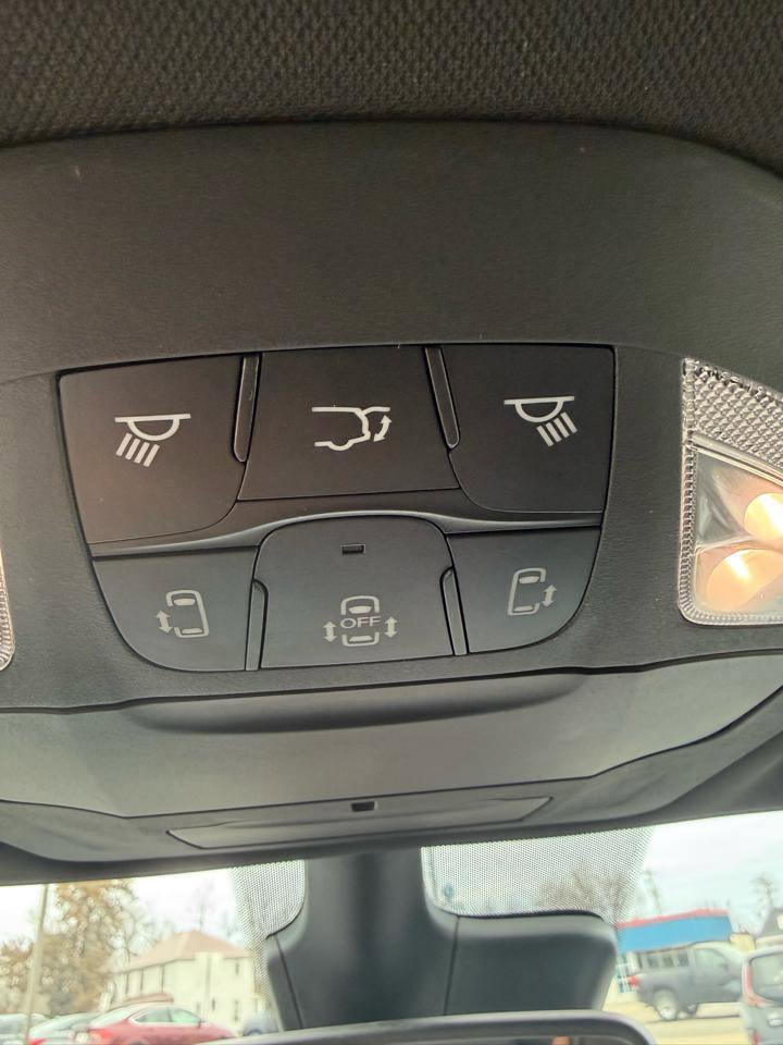 Used 2025 Chrysler Pacifica Select image 21