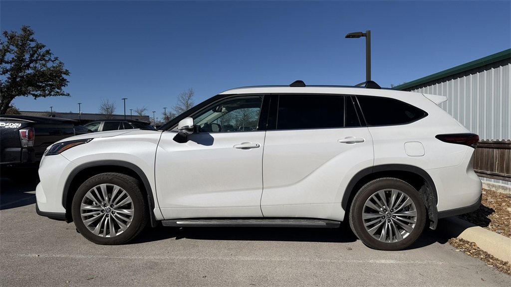 Used 2025 Toyota Highlander Platinum image 10