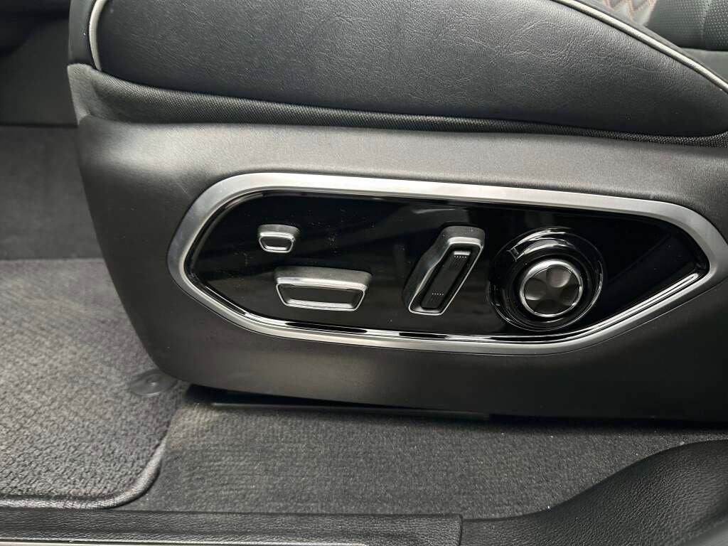 New 2025 Jeep Grand Cherokee Summit w/ Luxury Tech Group V image 29