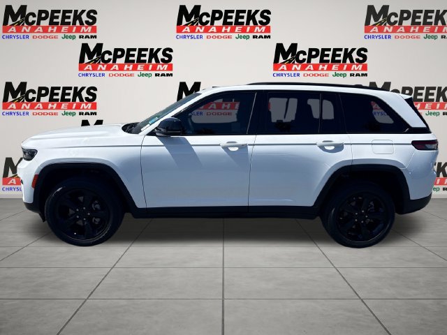 Used 2023 Jeep Grand Cherokee Altitude RWD image 2