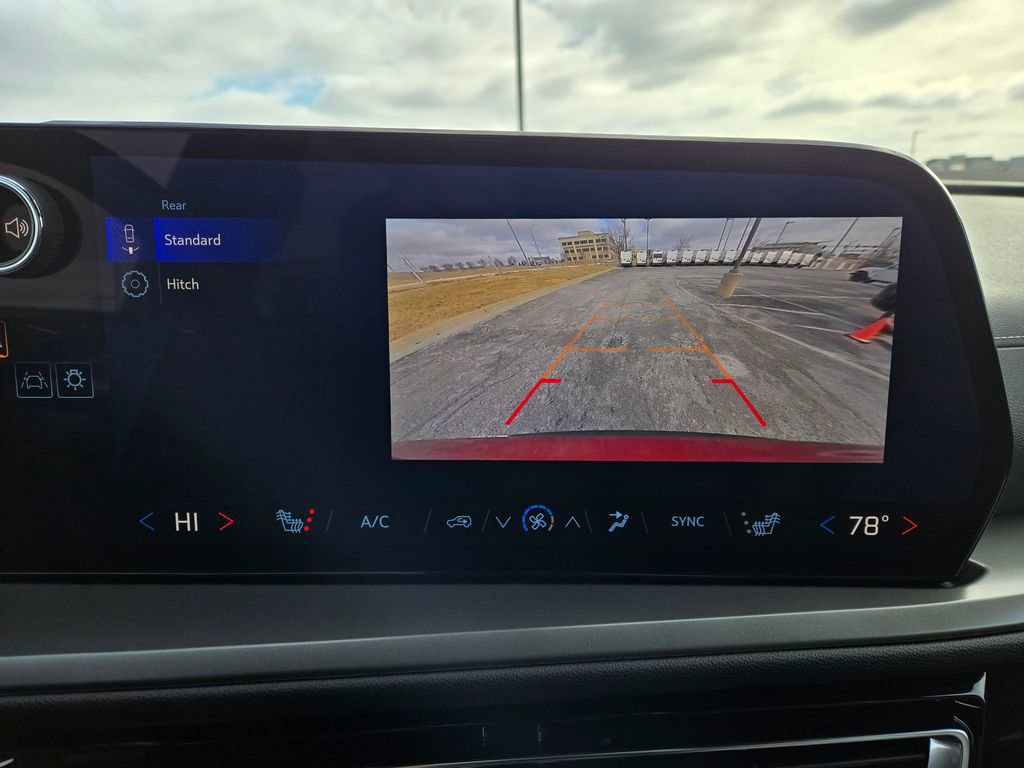 Used 2025 Chevrolet Traverse LT image 22