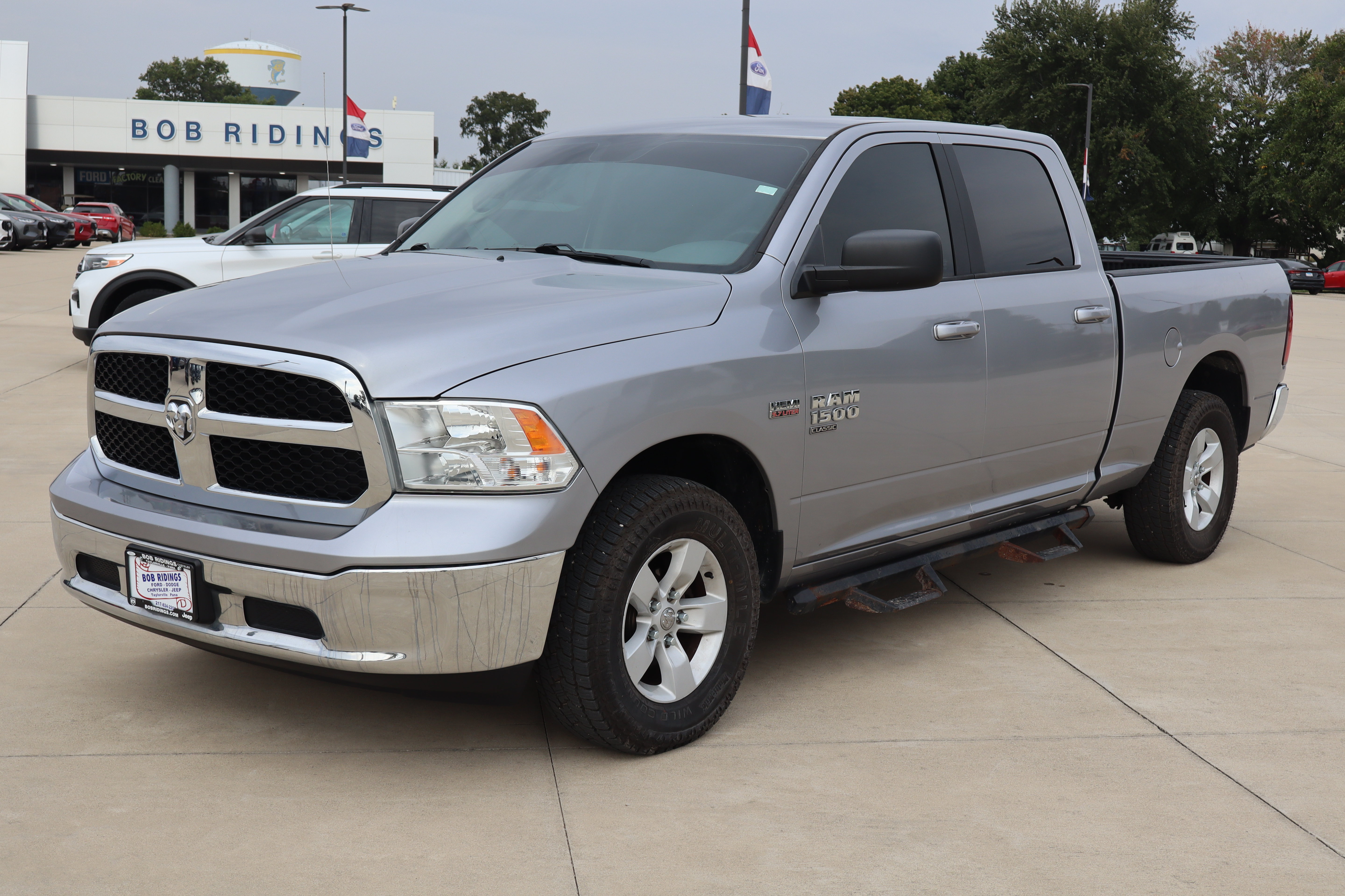 Used 2020 RAM 1500 Classic SLT AWD/4WD image 2