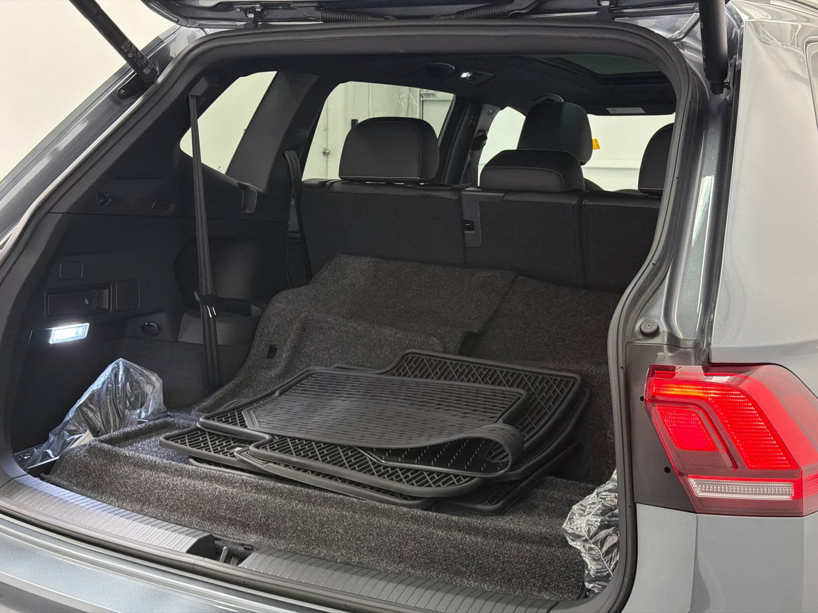 Used 2022 Volkswagen Tiguan SE R-Line FWD image 8