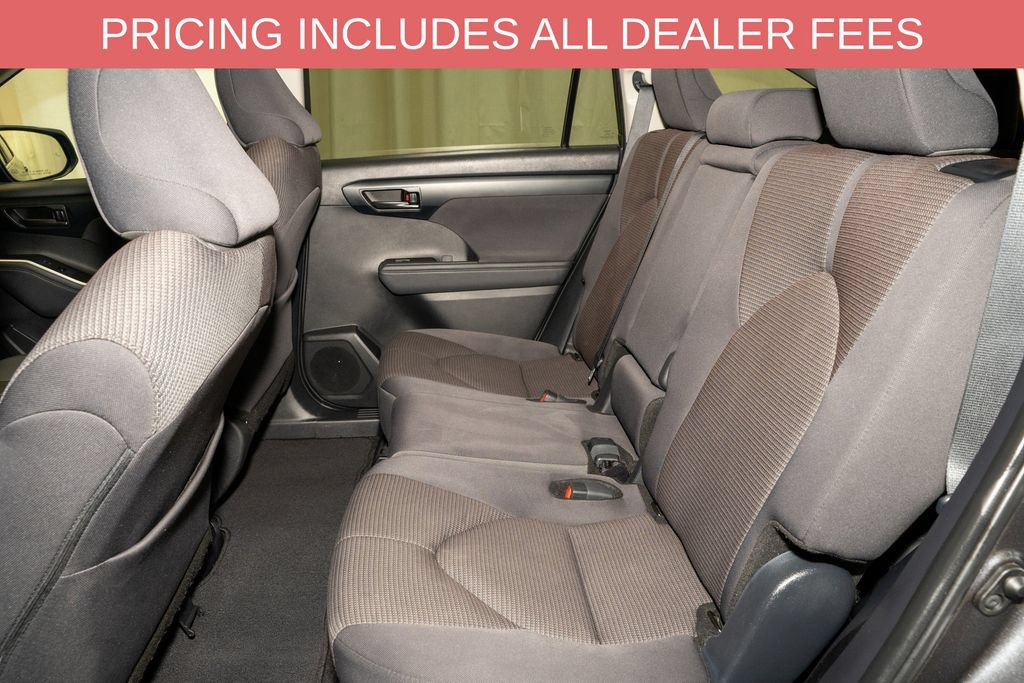Used 2025 Toyota Highlander LE FWD image 9