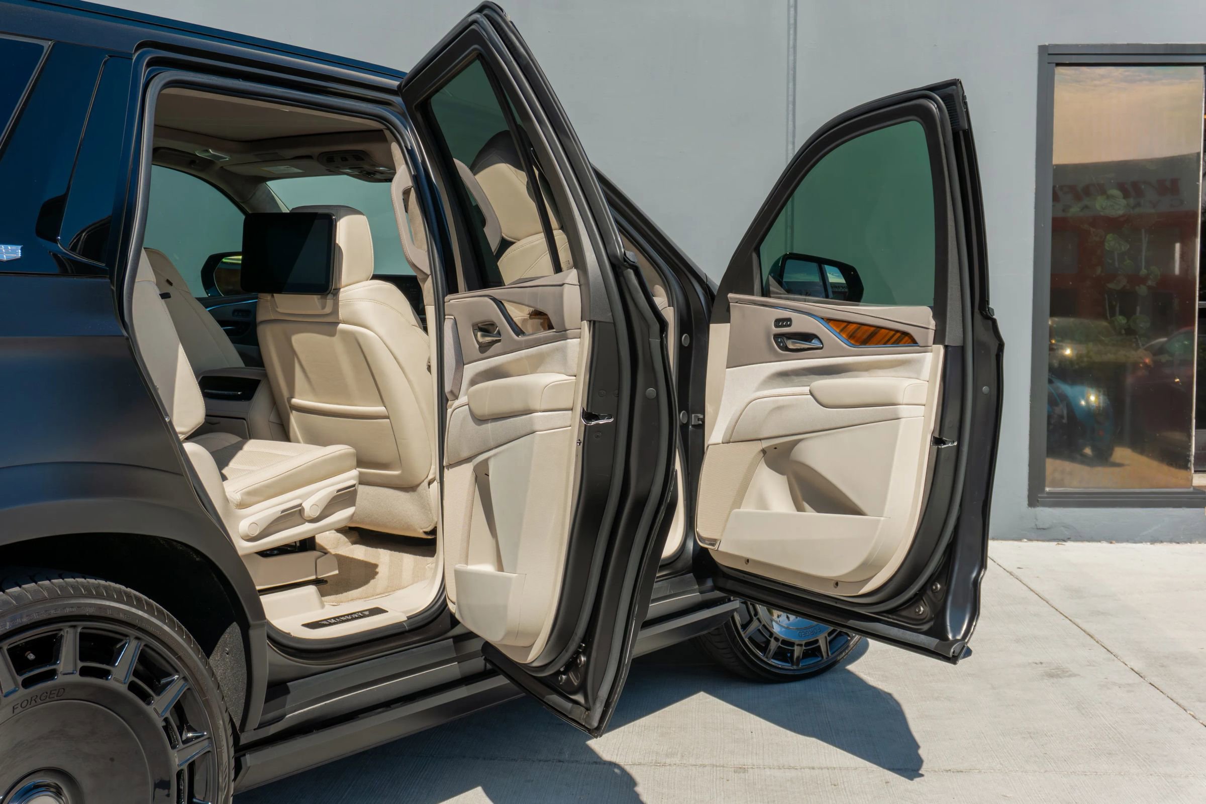 Used 2024 Cadillac Escalade Sport Platinum w/ LPO, ONYX Package image 60