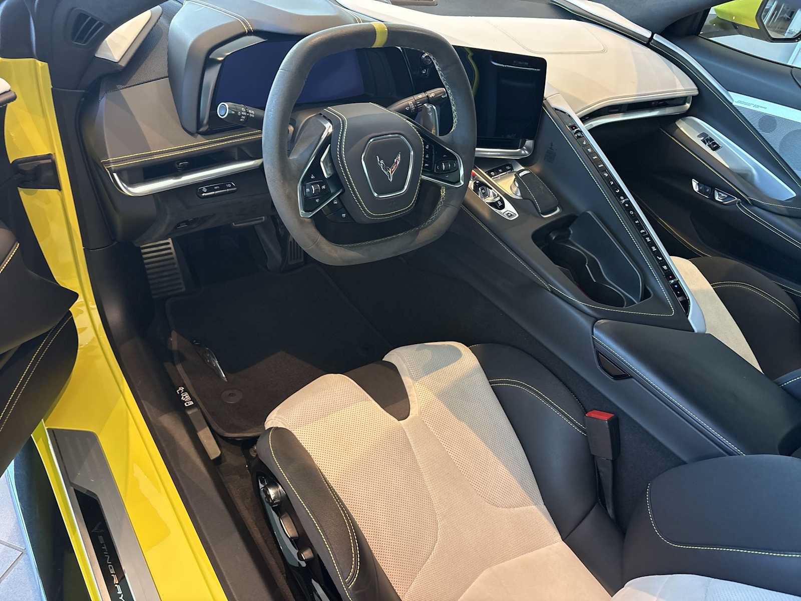 Used 2021 Chevrolet Corvette Stingray Premium Conv w/ Z51 Performance Package RWD image 10