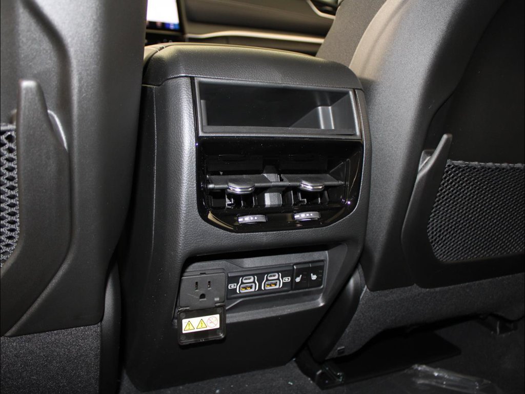 New 2025 Jeep Grand Cherokee Limited w/ Luxury Tech Group II RWD image 29
