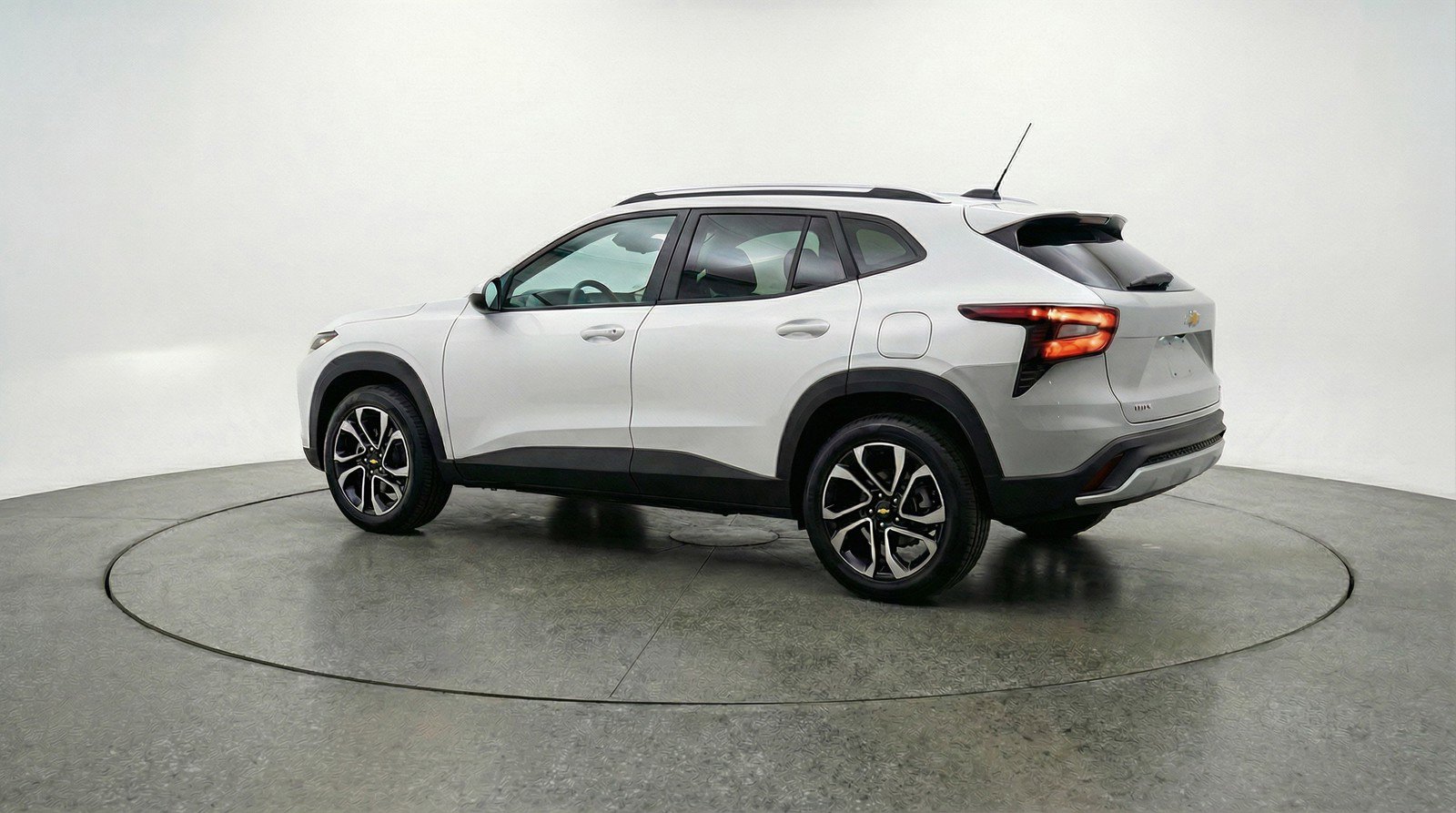 Used 2025 Chevrolet Trax LT w/ LT Convenience Package image 6