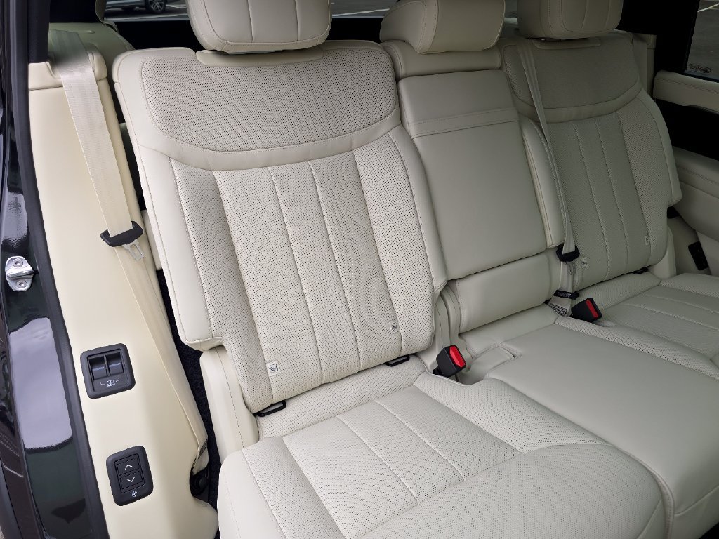New 2026 Land Rover Range Rover Long Wheelbase SE AWD/4WD image 35
