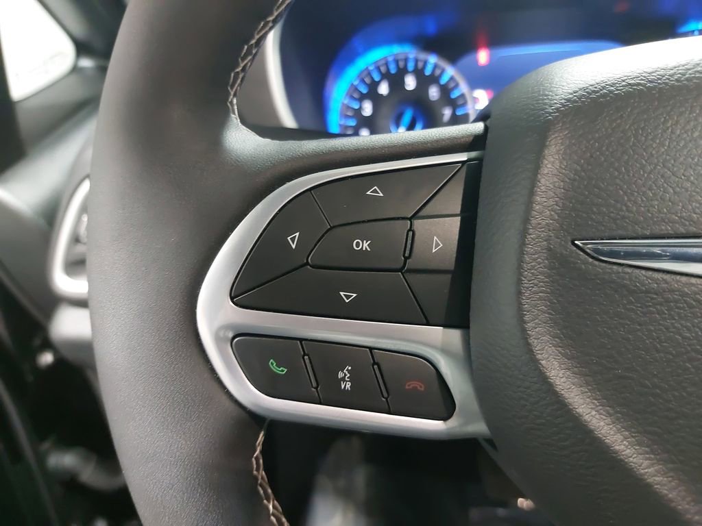 Used 2025 Chrysler Pacifica Select image 19