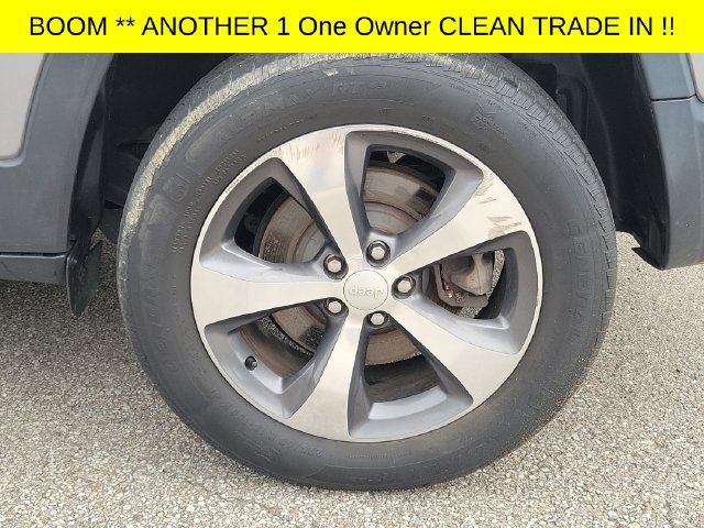 Used 2019 Jeep Cherokee Limited w/ Luxury Group AWD/4WD image 7