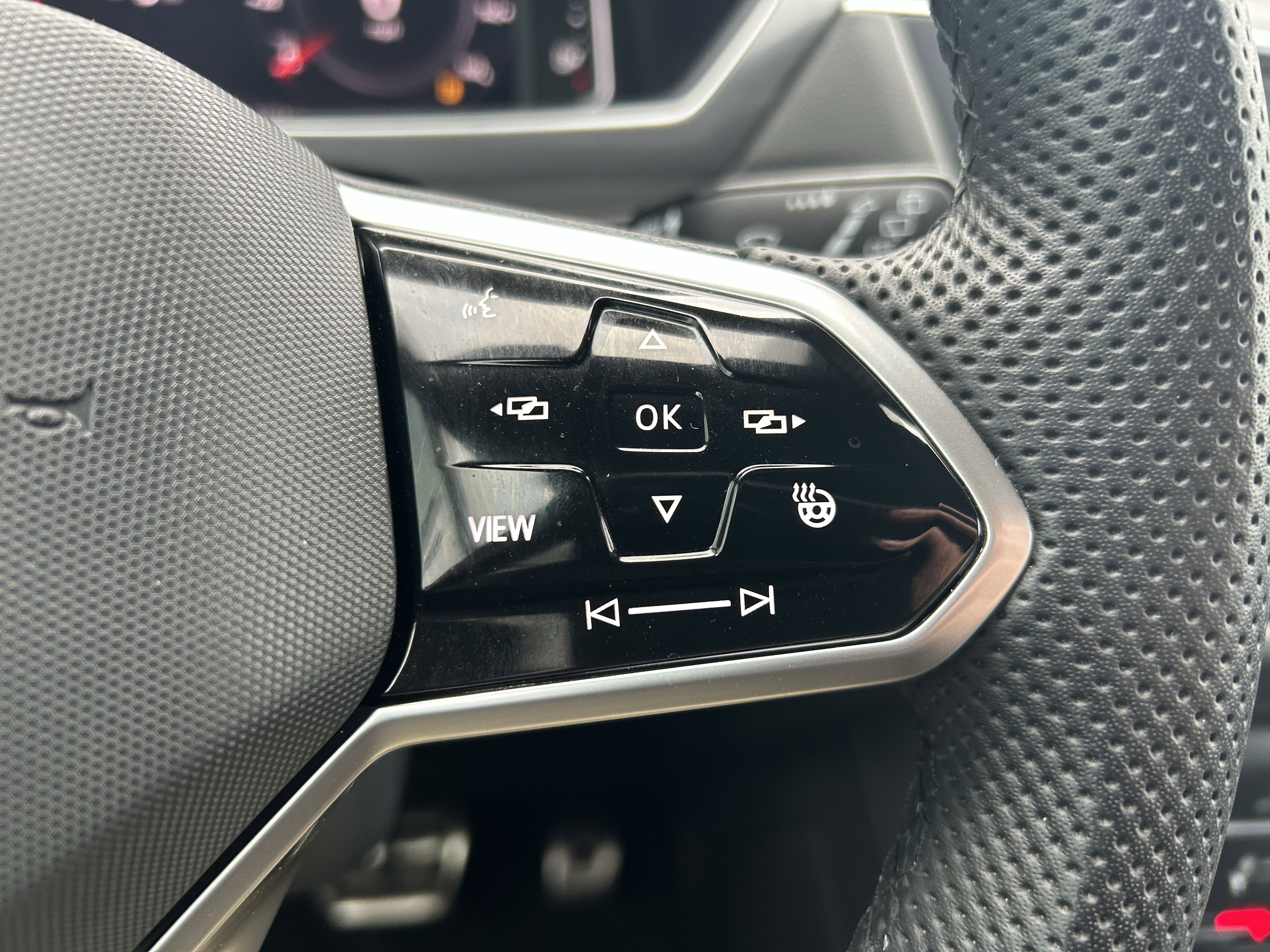 Certified 2024 Volkswagen Tiguan SEL R-Line image 18