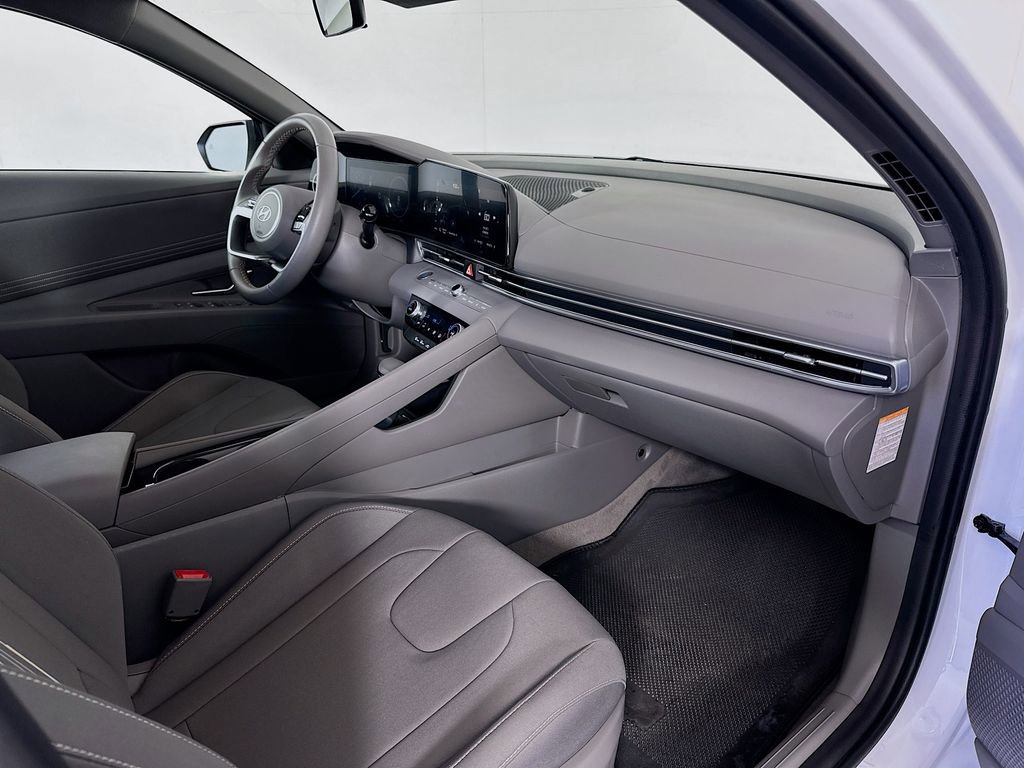 Certified 2025 Hyundai Elantra SEL image 28