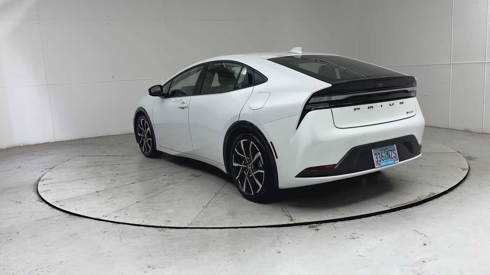 Used 2025 Toyota Prius Plug-In Hybrid FWD image 6