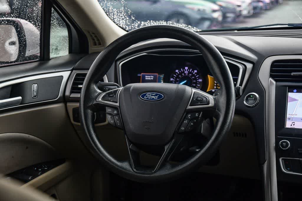 Used 2019 Ford Fusion SE FWD image 12