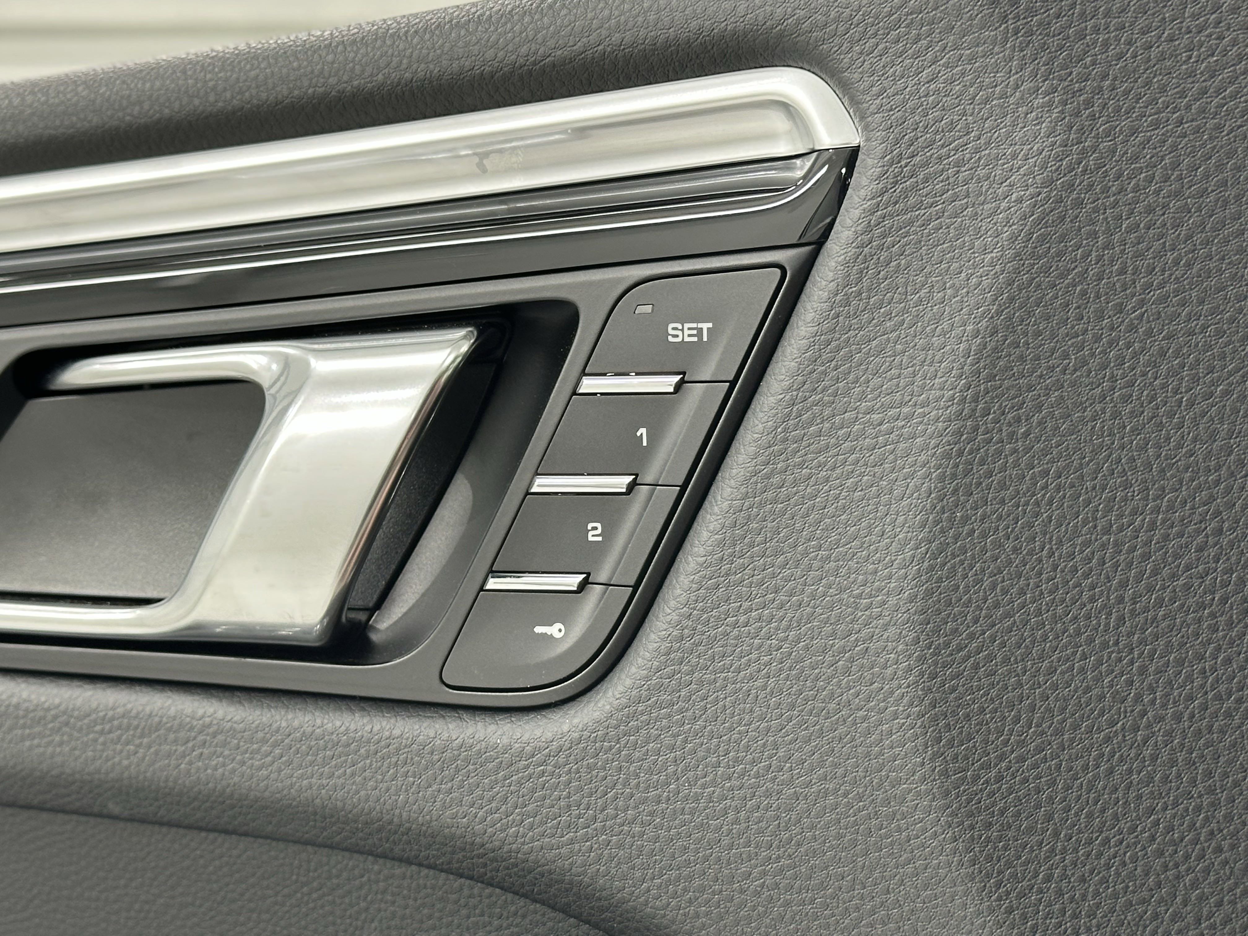 Certified 2024 Porsche Macan image 28