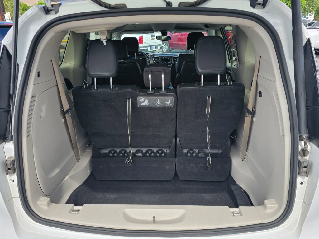 Used 2019 Chrysler Pacifica Touring-L FWD image 16