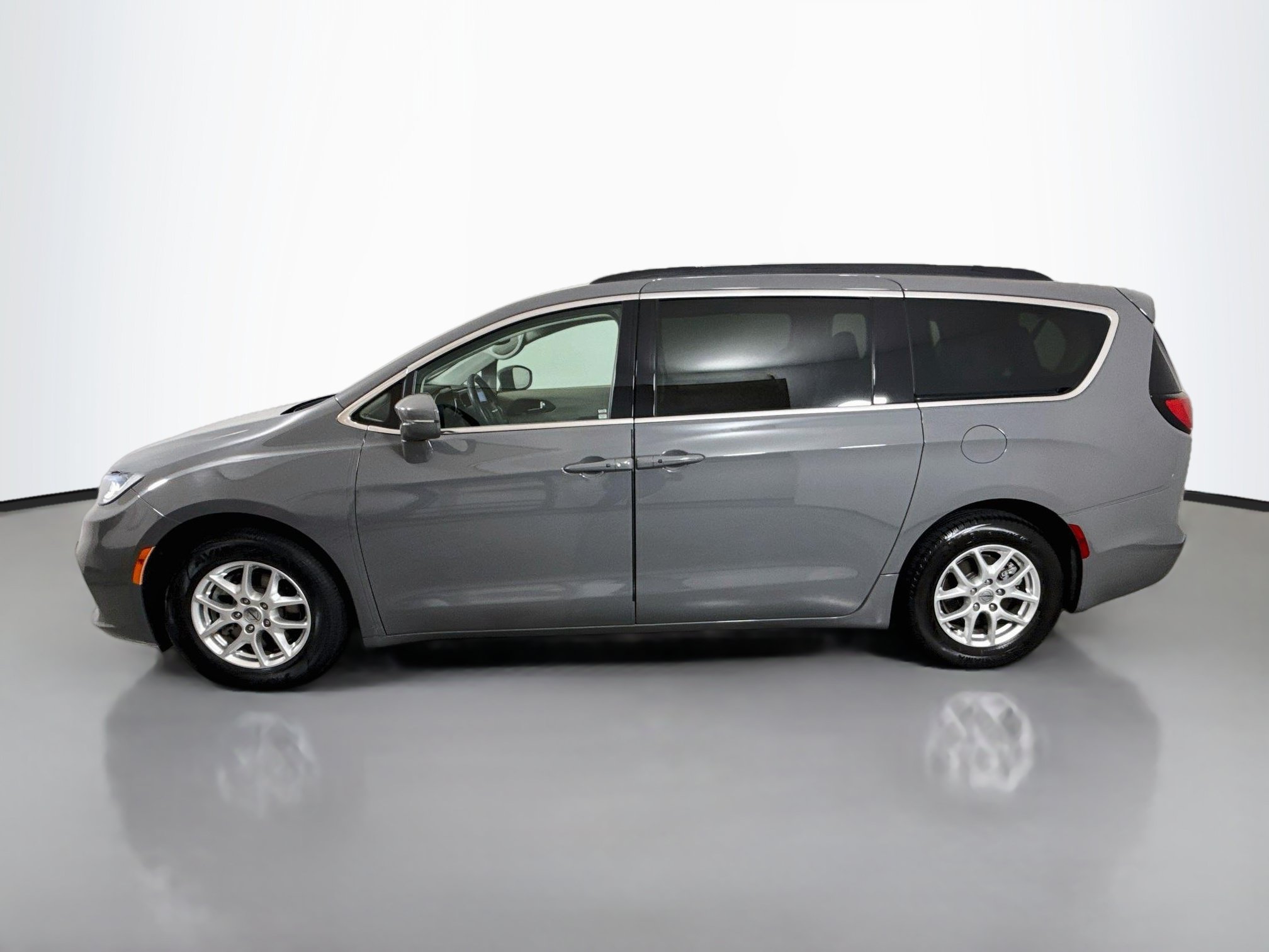 Used 2022 Chrysler Pacifica Touring-L FWD image 4