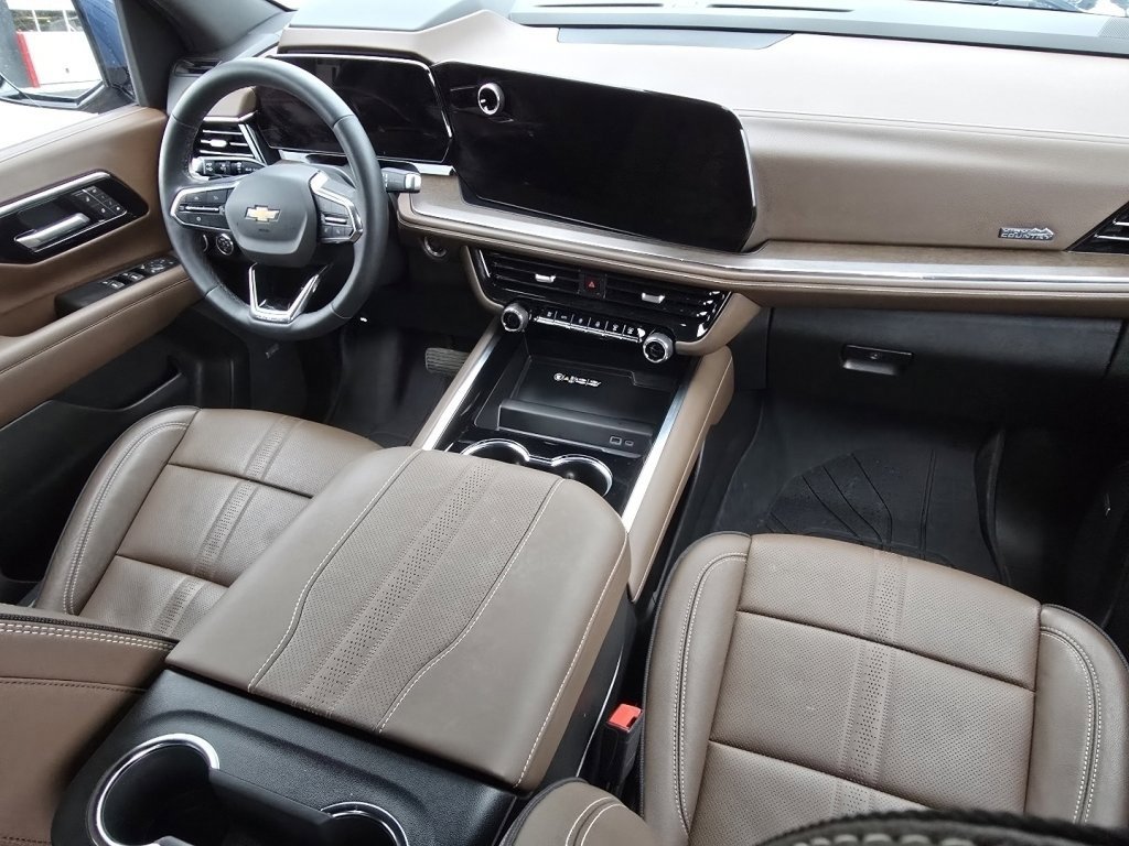 Used 2025 Chevrolet Suburban High Country image 18