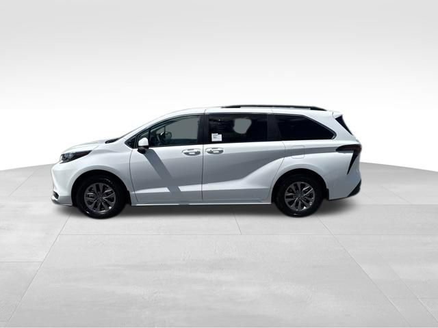 New 2026 Toyota Sienna LE image 2