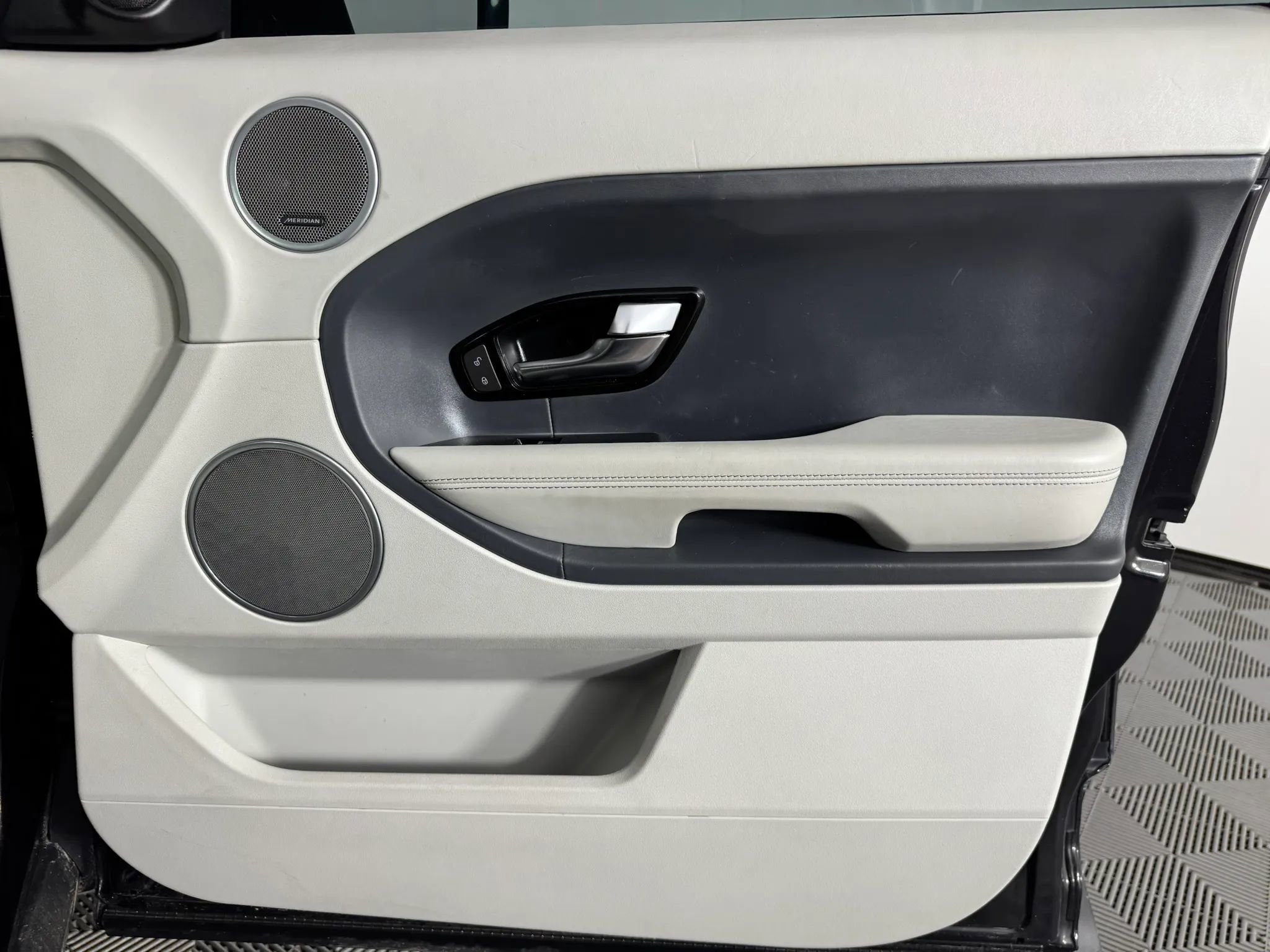 Used 2013 Land Rover Range Rover Evoque Prestige image 44