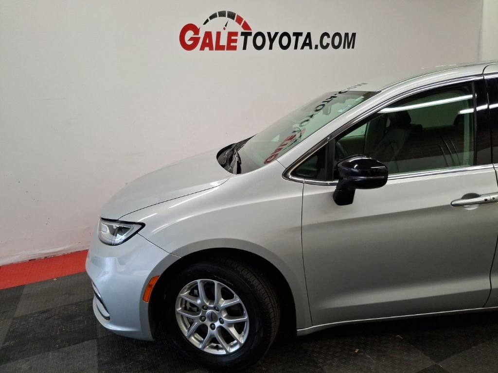 Used 2024 Chrysler Pacifica Touring-L image 5