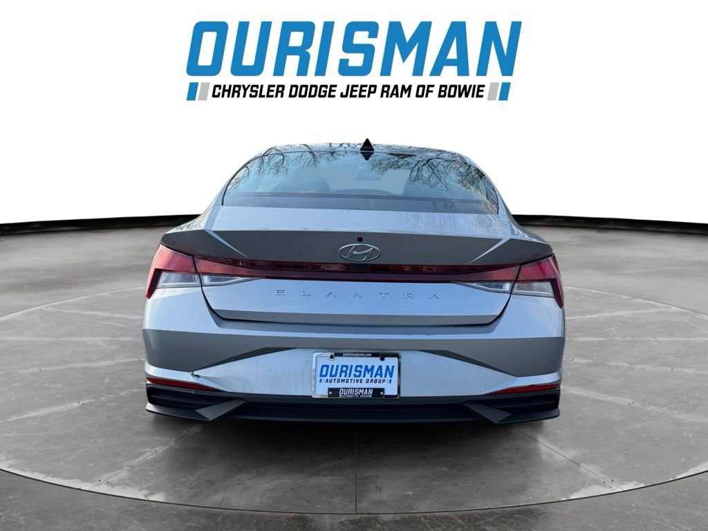 Used 2022 Hyundai Elantra SE w/ Preferred Accessory Package image 4