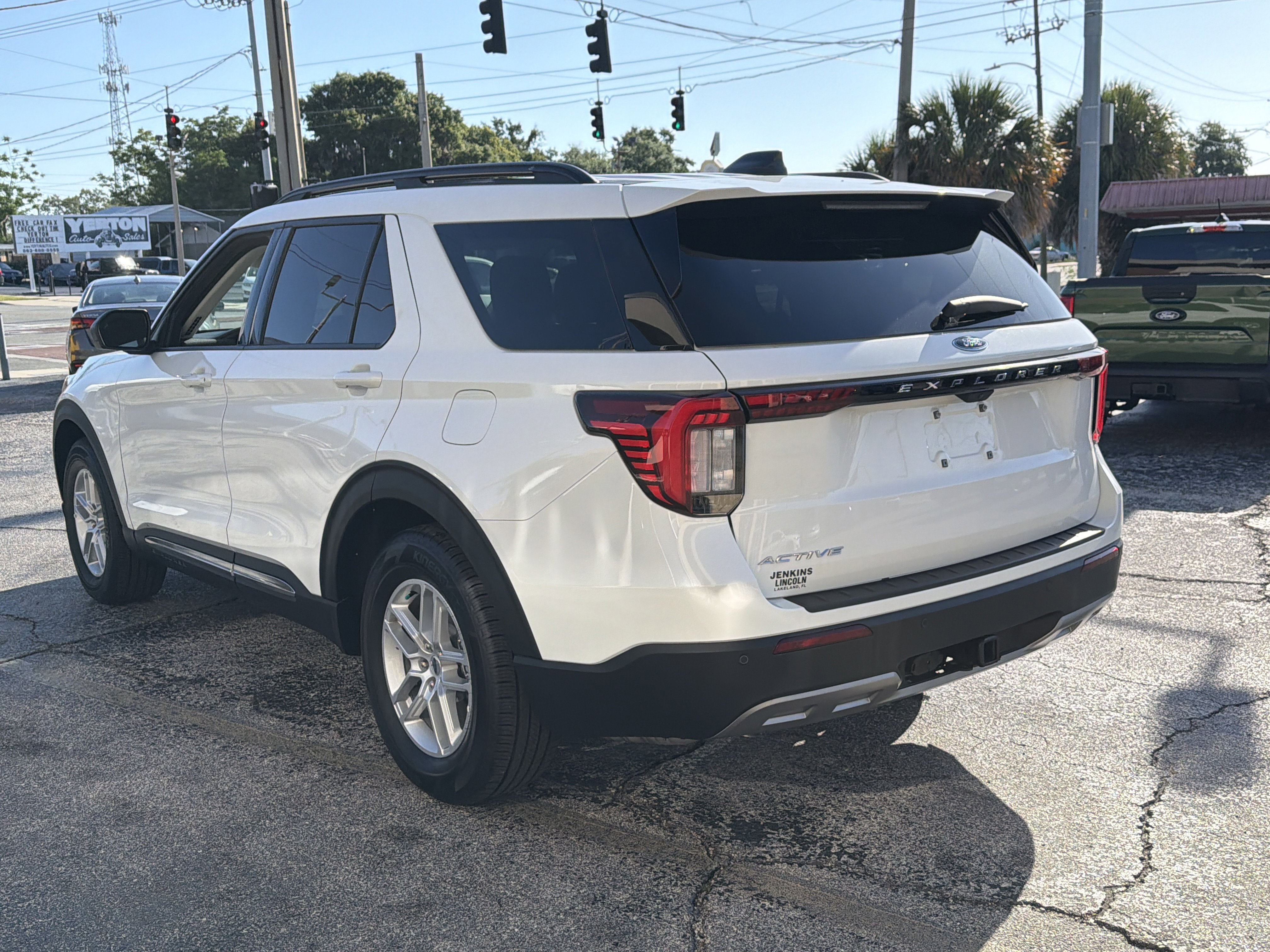 Used 2025 Ford Explorer Active w/ Active Comfort Package RWD image 7