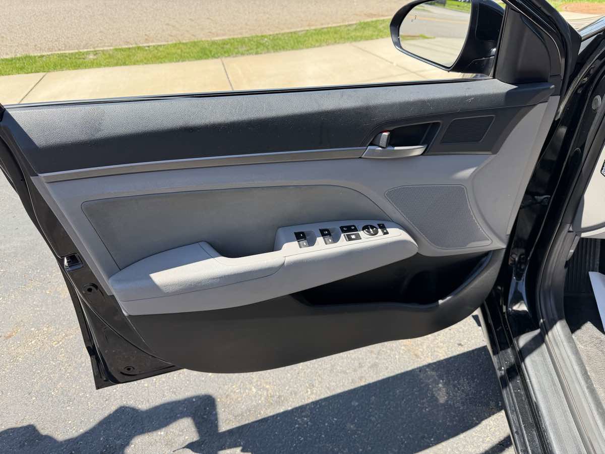 Used 2018 Hyundai Elantra SEL w/ Winter Weather Package FWD image 11