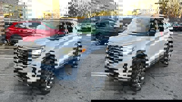 New 2026 Ford Explorer Active w/ Active Comfort Package image 2