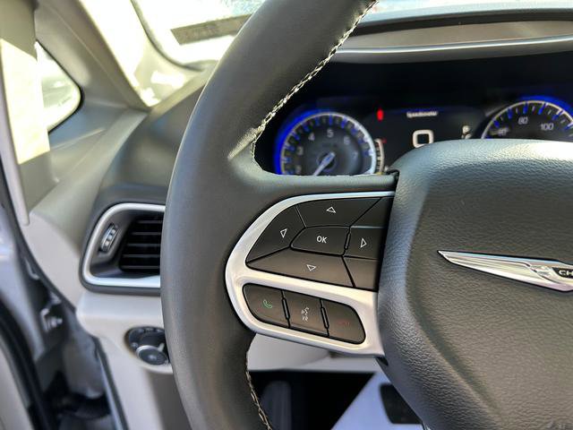 Certified 2024 Chrysler Pacifica Touring-L image 16