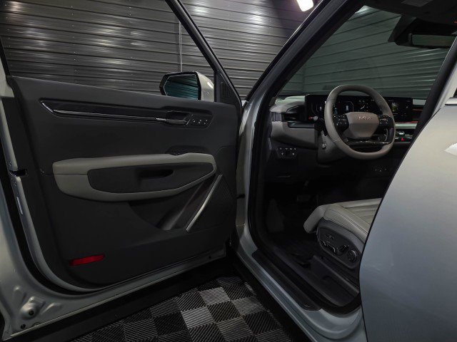 Used 2024 Kia EV9 Land image 38