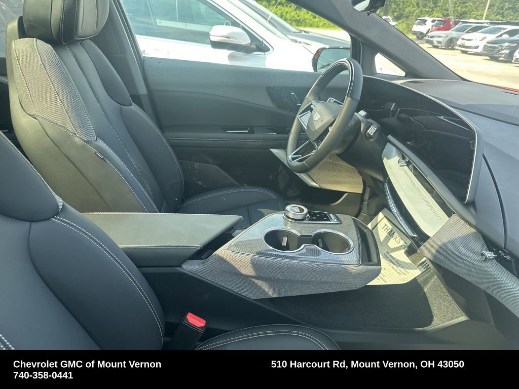 Used 2025 Cadillac Optiq Sport 1 w/ LPO, ONYX Package image 13