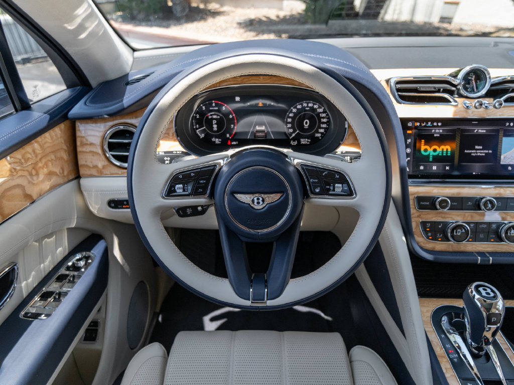 Used 2024 Bentley Bentayga AWD/4WD image 2