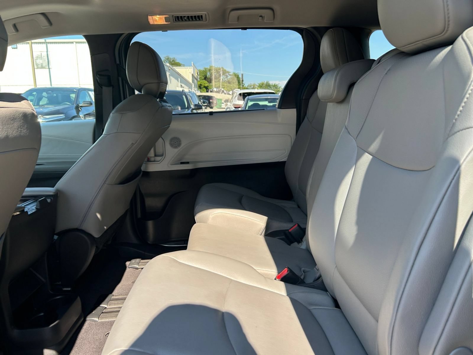 Used 2025 Toyota Sienna XLE FWD image 24