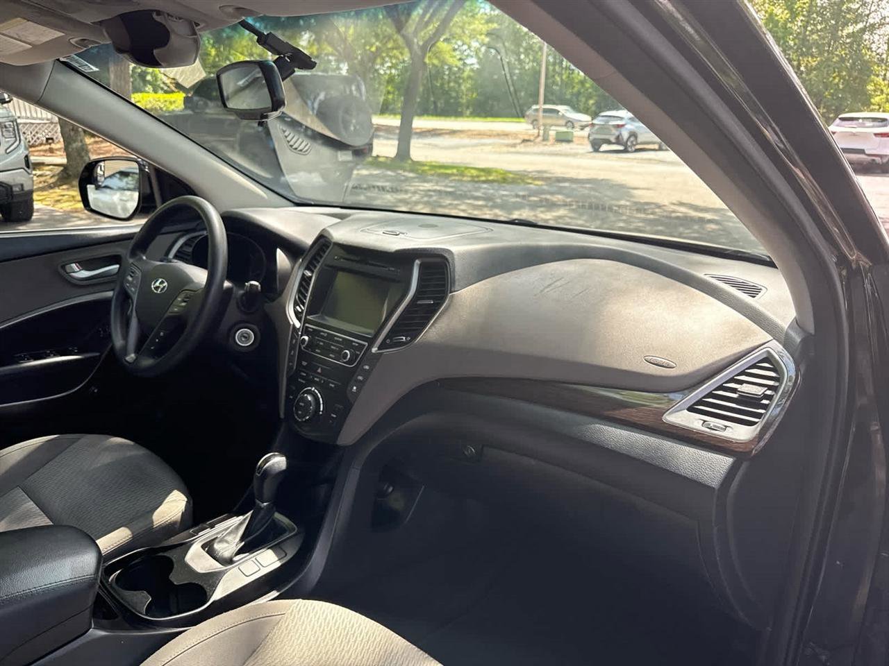 Used 2017 Hyundai Santa Fe SE FWD image 18
