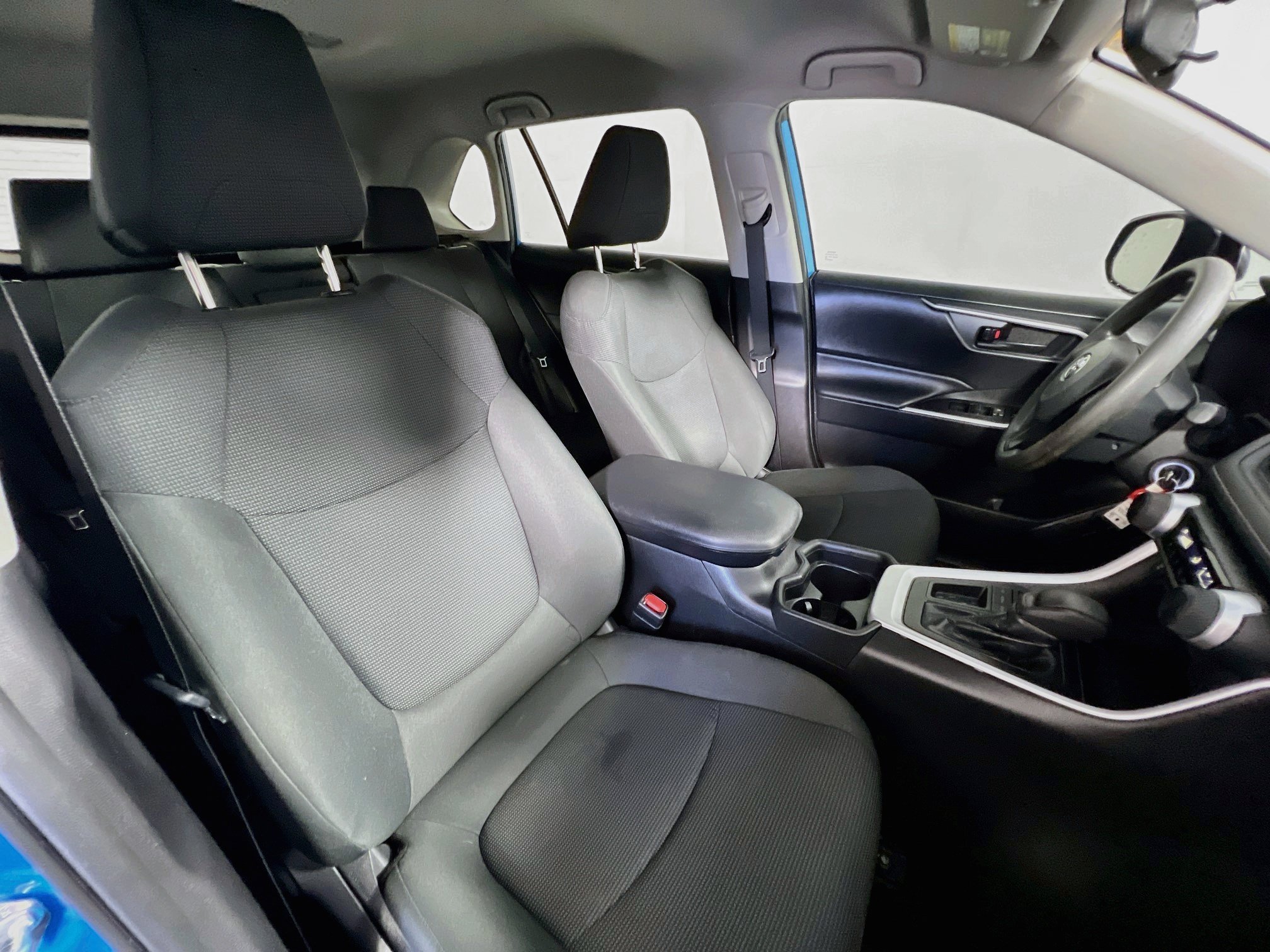 Used 2020 Toyota RAV4 LE FWD image 28