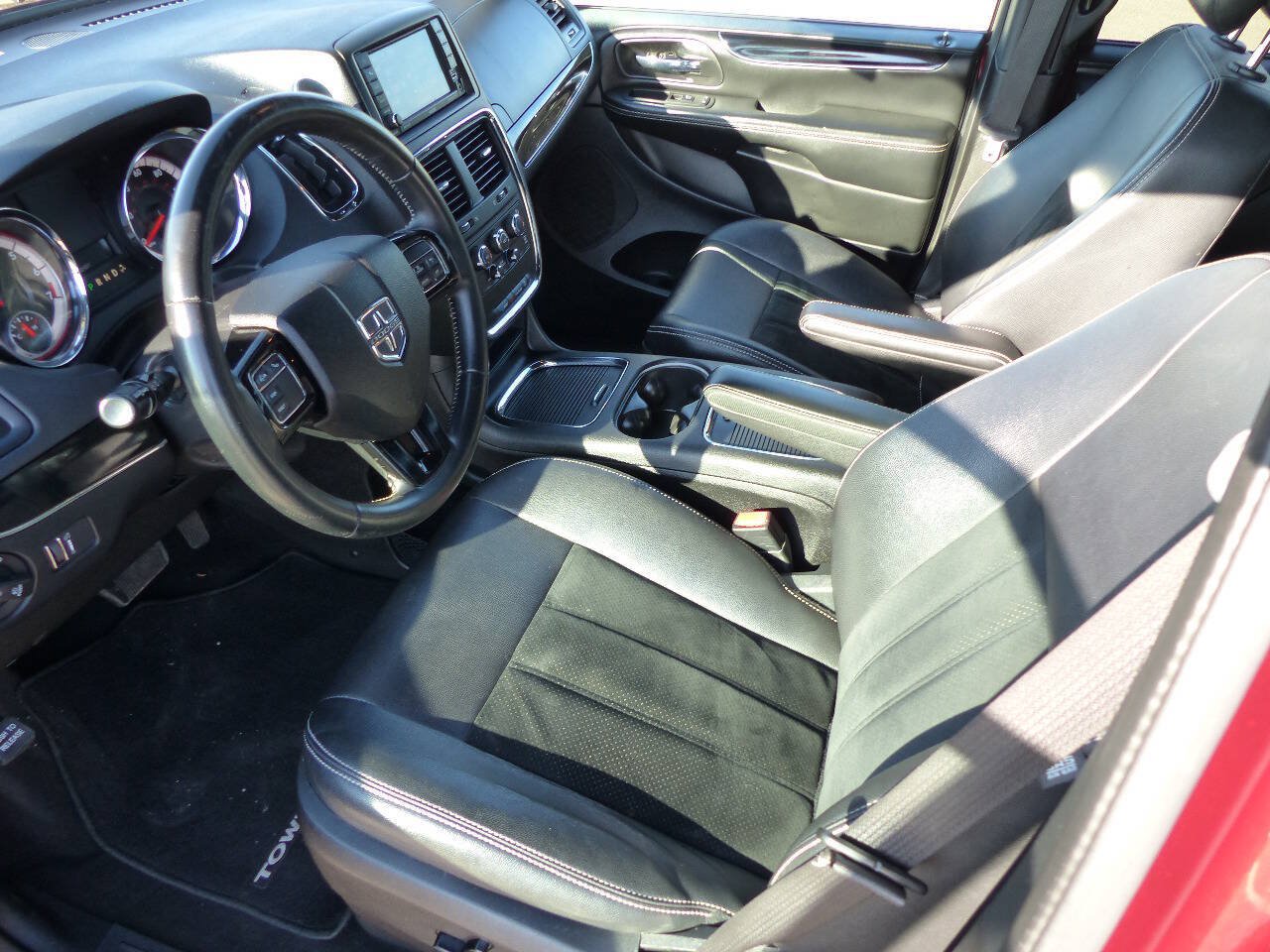 Used 2018 Dodge Grand Caravan SXT w/ Blacktop Package FWD image 14