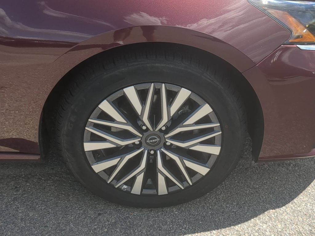 Used 2025 Nissan Altima 2.5 SV FWD image 13