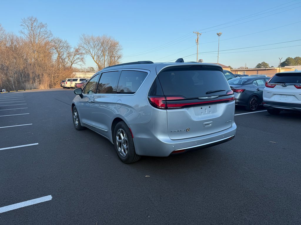 Used 2023 Chrysler Pacifica Limited w/ Uconnect Theater Family Group image 7