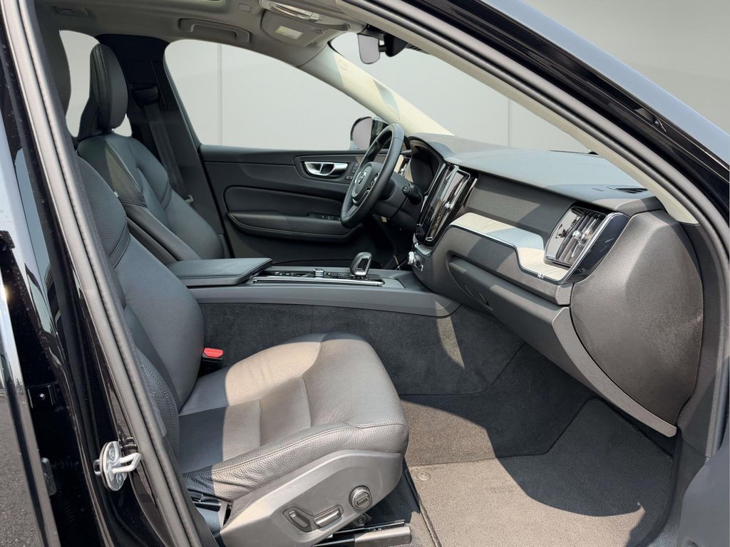Used 2025 Volvo XC60 B5 Plus AWD/4WD image 11