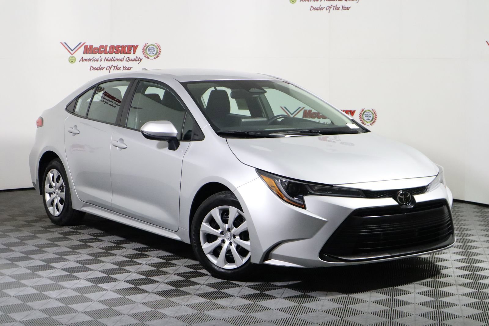 Used 2025 Toyota Corolla LE image 3