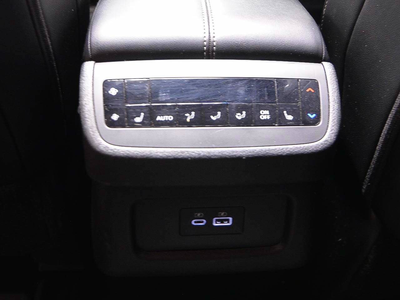 Used 2024 Nissan Pathfinder SL w/ SL Premium Package FWD image 10
