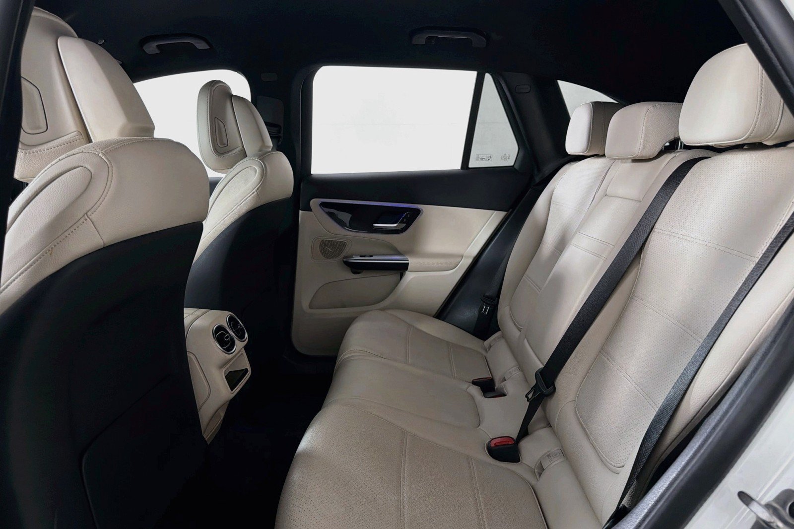 Certified 2025 Mercedes-Benz GLC 350e 4MATIC w/ Driver Assistance Package image 9