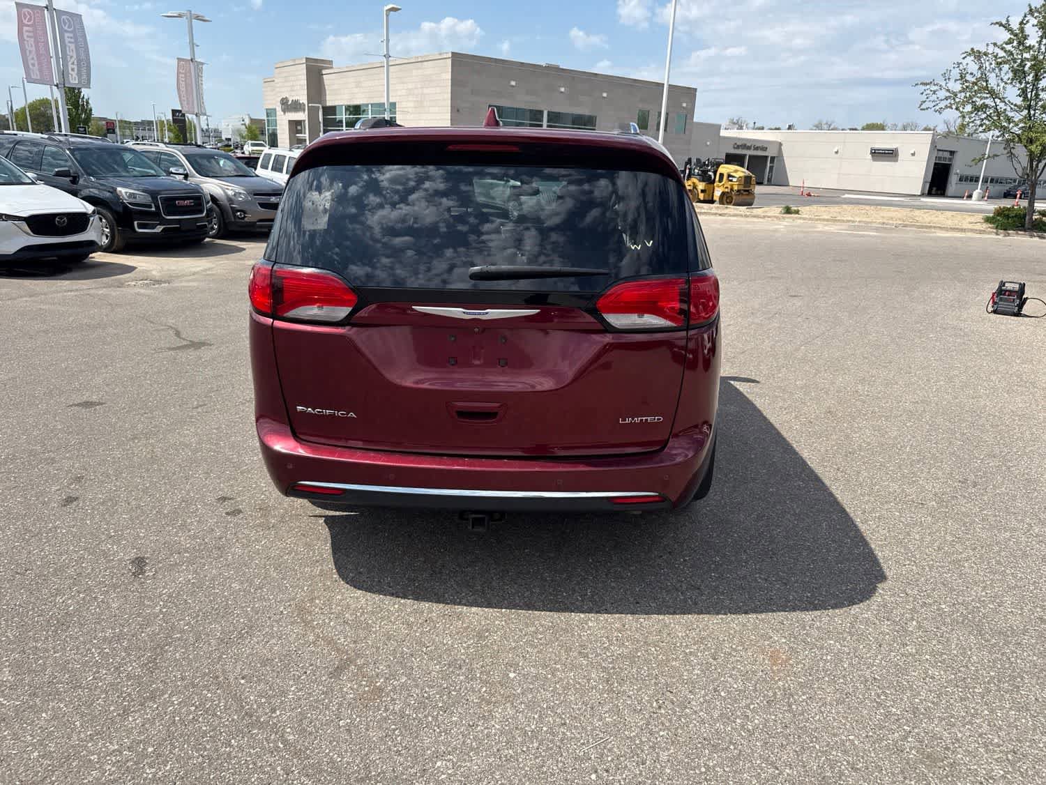 Used 2018 Chrysler Pacifica Limited w/ Tire & Wheel Group FWD image 6