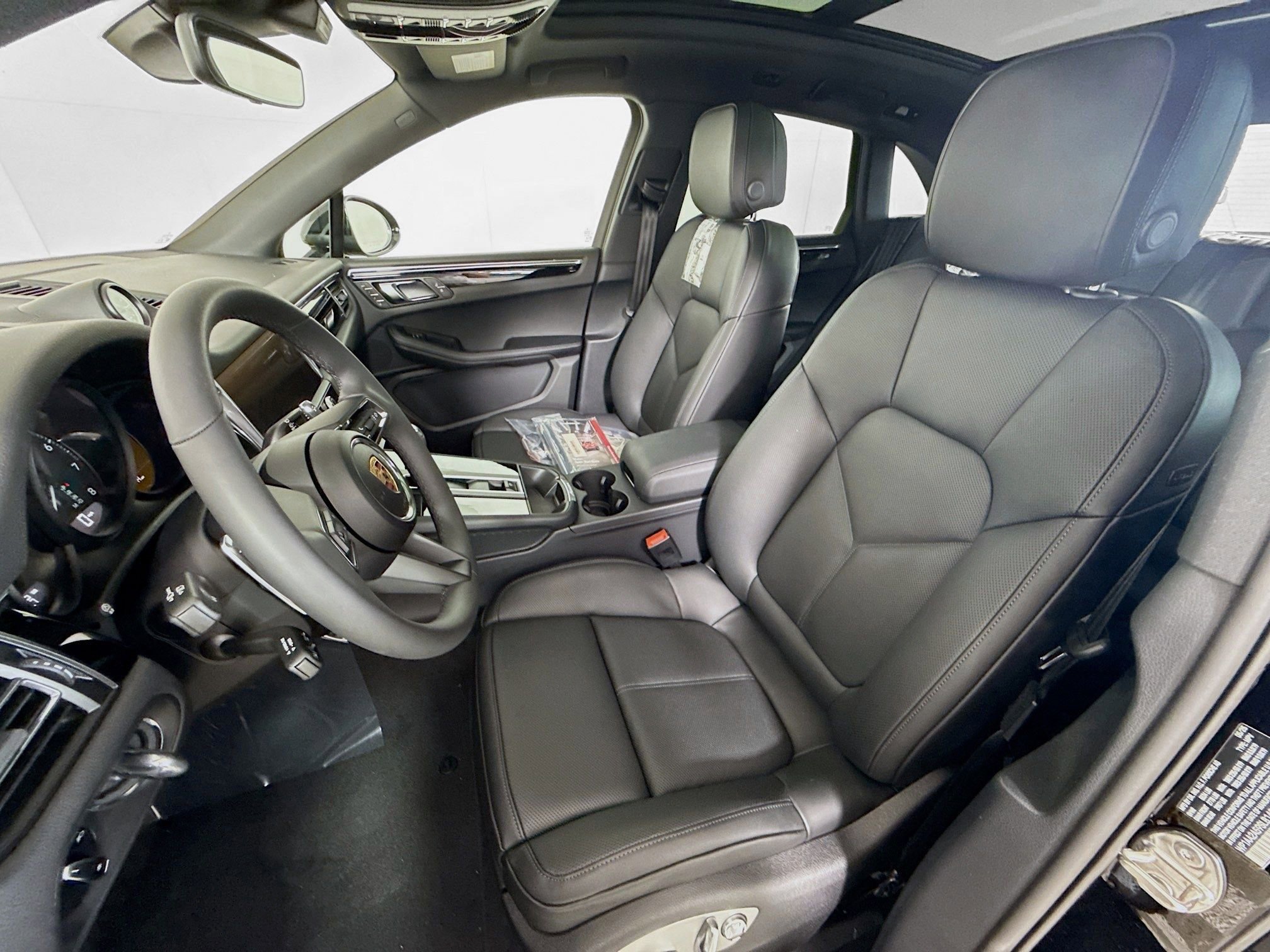 Certified 2025 Porsche Macan AWD/4WD image 5