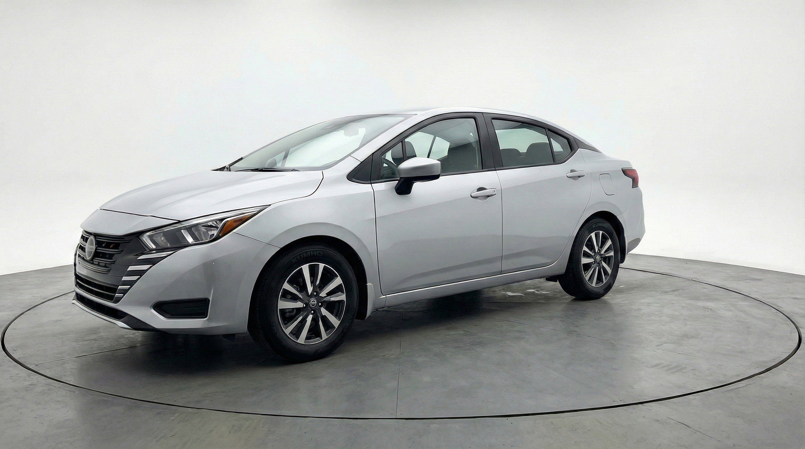 Used 2025 Nissan Versa SV image 3