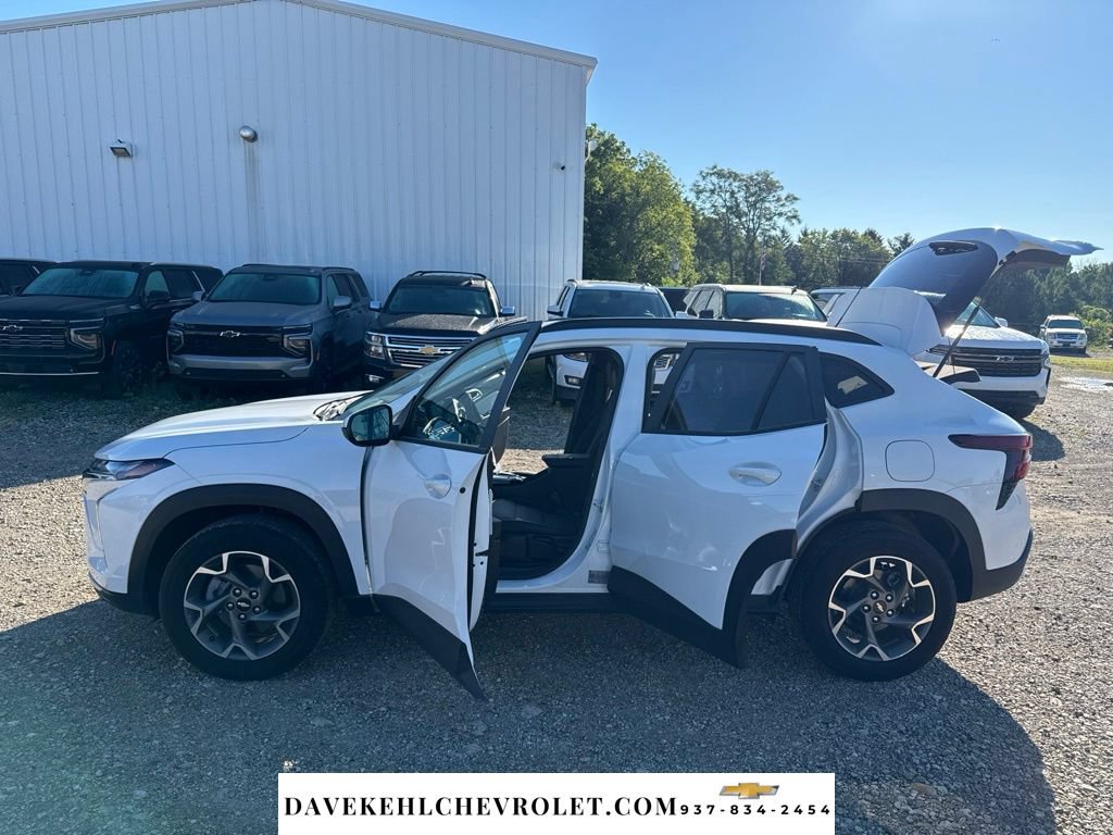 Used 2025 Chevrolet Trax LT FWD image 23