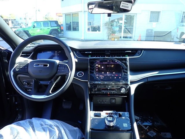 New 2025 Jeep Grand Cherokee Altitude image 14