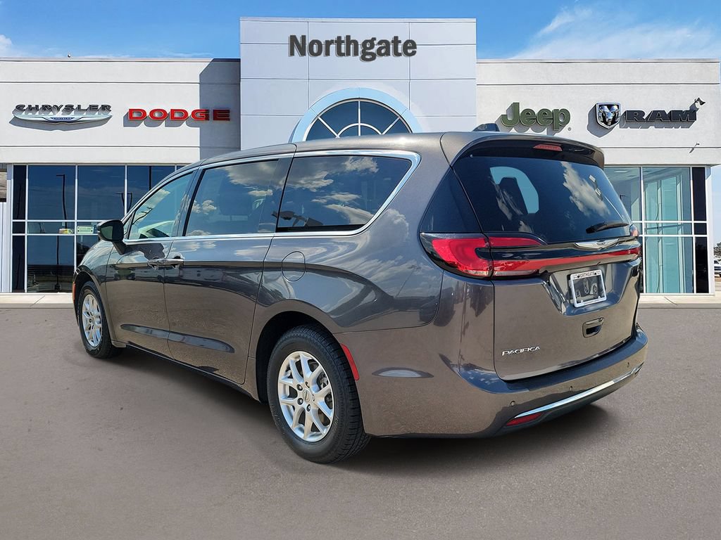 Used 2023 Chrysler Pacifica Touring-L FWD image 3